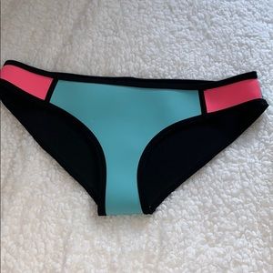 Women’s Triangl Bikini Bottoms